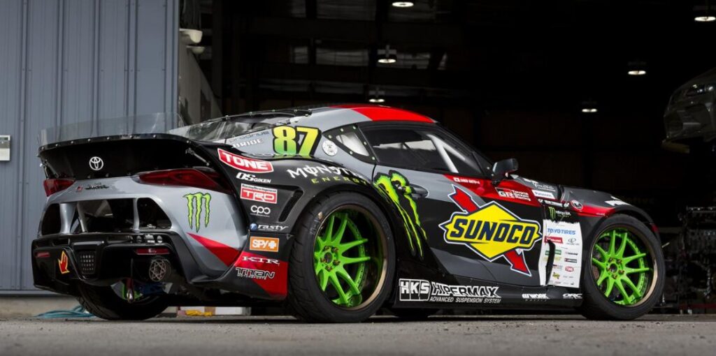 EMOTION CR 3Pを装着したレーシングカー(トヨタ86ベース) - work ホイールの幅広い車種対応とモータースポーツでの最適なサイズ選択を表現したカスタム例