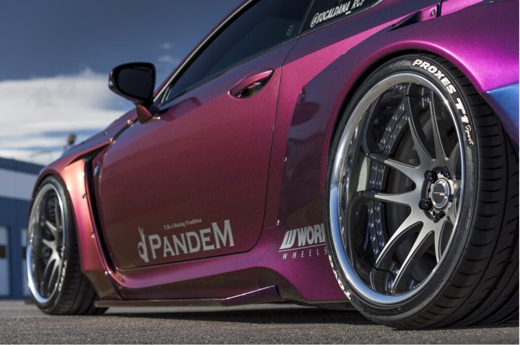 EMOTION CR 3Pを装着したワイドボディ仕様の日産GT-R - work ホイールの多様なカスタム車種への適合性と最適なサイズマッチングを表現した装着例