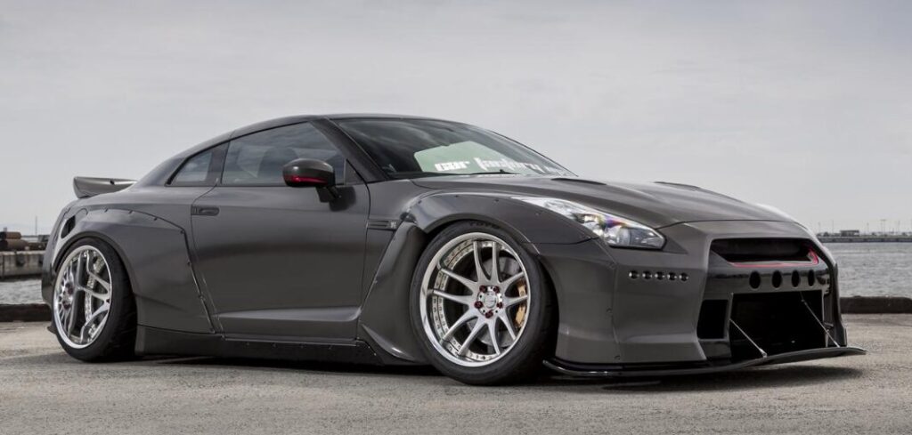 EMOTION CR 3Pの最高級リム技術を装着した日産GT-R - work ホイールのソリッド・リム技術が実現する走行性能向上と安全性を表現したカスタム