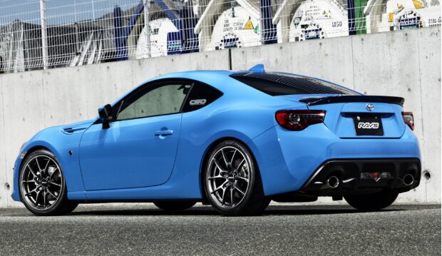 青いスバル BRZに装着されたレイズ G025ホイール
