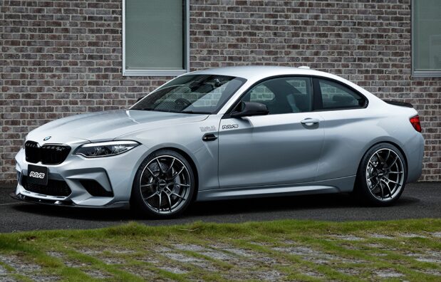 シルバーのBMW M2に装着されたレイズ G025ホイール