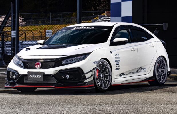 白いホンダ シビック タイプRに装着されたレイズ G025ホイール