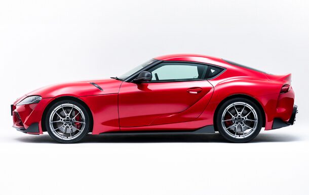 赤いトヨタ スープラに装着されたレイズ G025ホイール