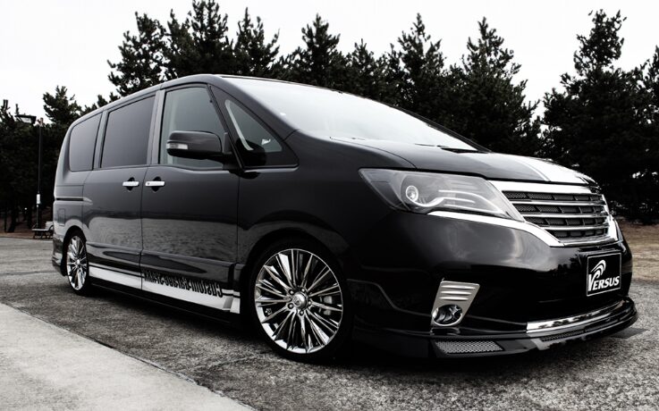 レイズ ヴォウジェを装着した黒い日産セレナのカスタムイメージ