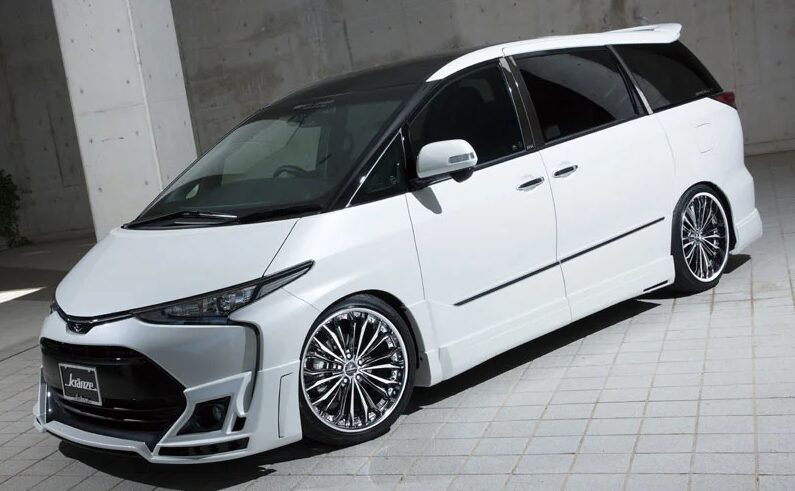 クレンツェ フェルゼンを装着したトヨタ エスティマのカスタムカー。ローダウンされ、黒いルーフとのツートンカラーが特徴。