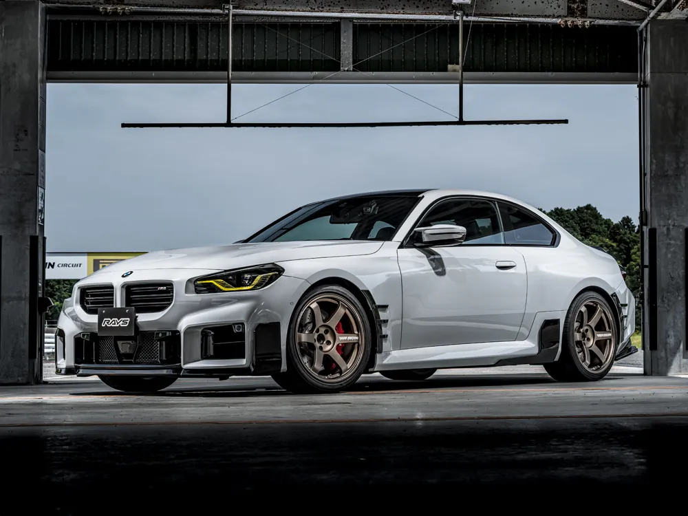 RAYS VOLK RACING TE37SAGA S-plus（ブロンズ）を装着した白いBMW M2のフロントサイドビュー