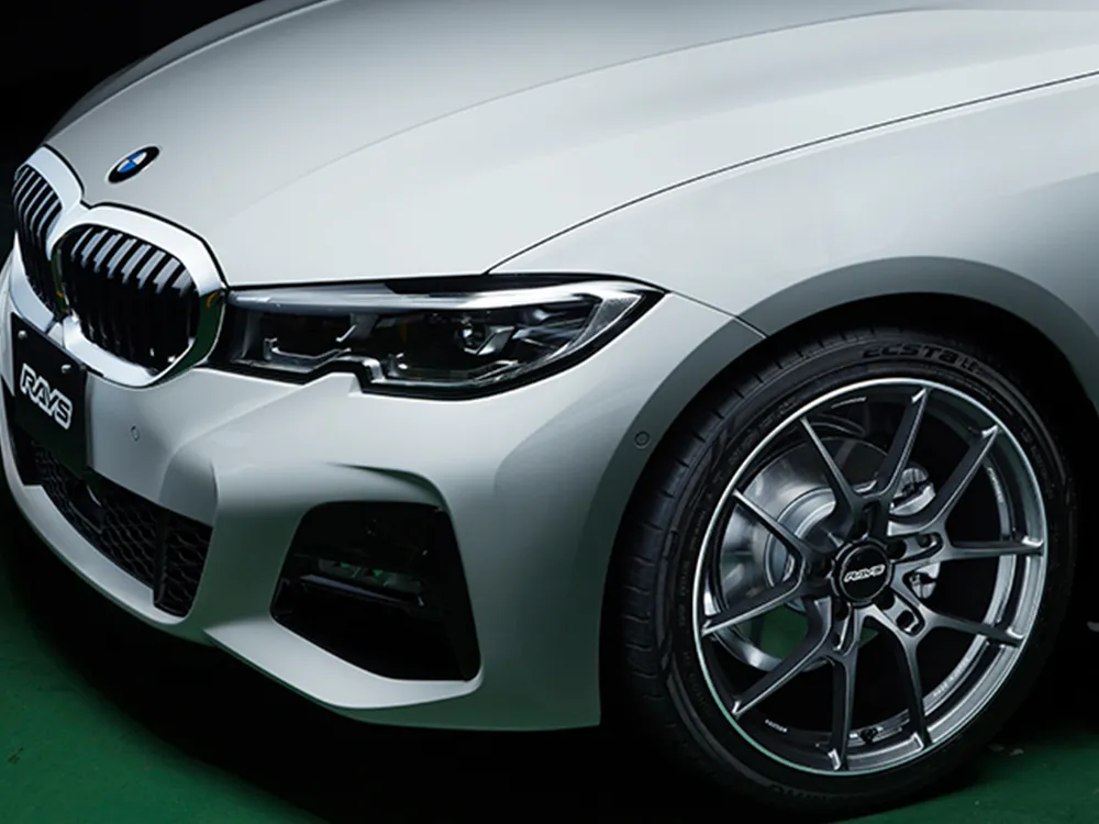 RAYS VOLK RACING G025を装着したBMWのフロントビュー