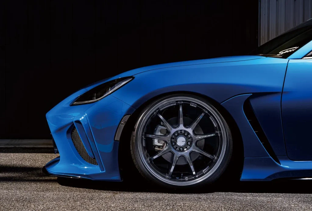ブルーのトヨタGR86に装着されたWORK EMOTION D9Rのフロントホイール