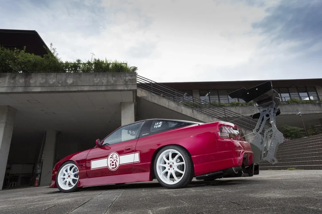 WORK EMOTION D9Rのホワイトホイールを装着した日産シルビア