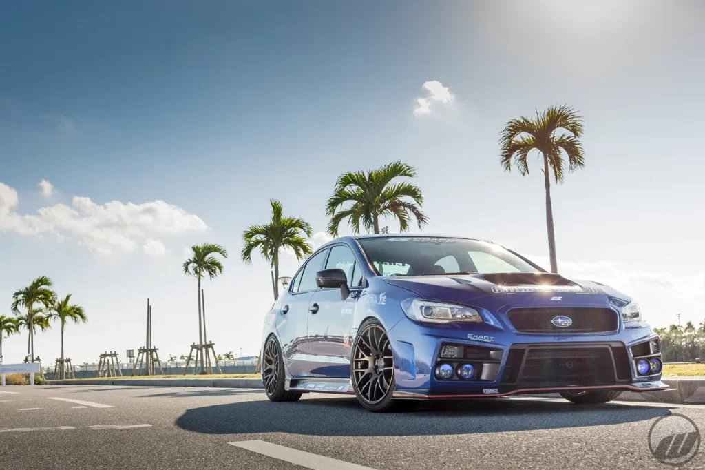 WORK EMOTION M8Rを装着したブルーのスバルWRXのフロントビュー