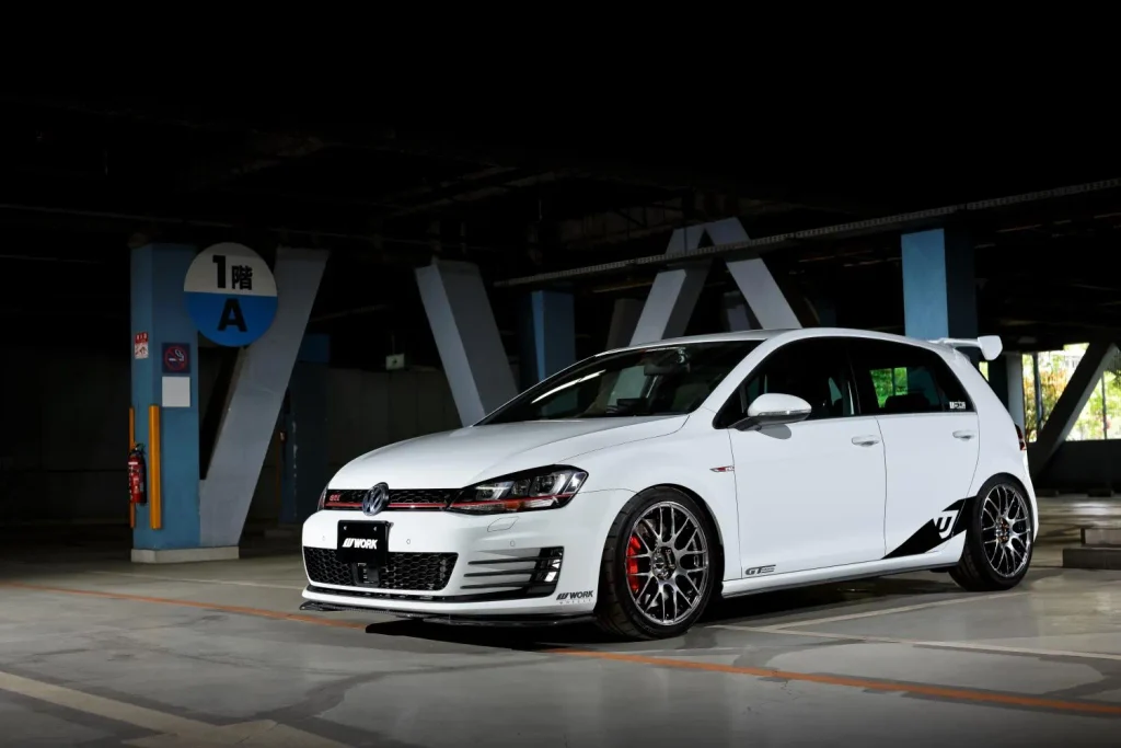 WORK EMOTION M8Rを装着した白のフォルクスワーゲン ゴルフGTIの駐車場での装着イメージ