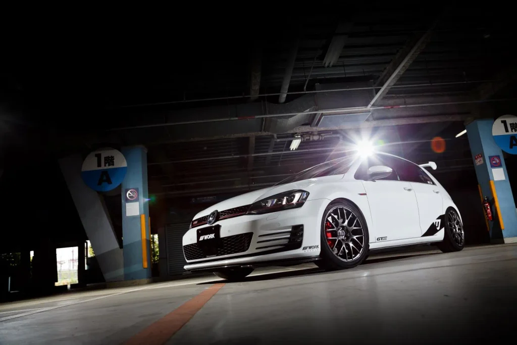 WORK EMOTION M8Rを装着した白のフォルクスワーゲン ゴルフGTI
