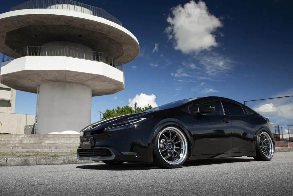 ZR10 2Pホイールを装着した黒い60系トヨタ・プリウス