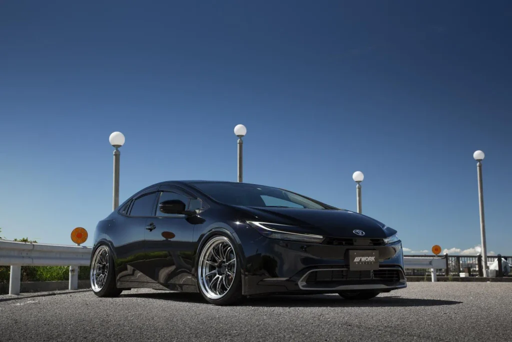 ZR10 2Pホイールを装着した黒い60系トヨタ・プリウスのフロントビュー