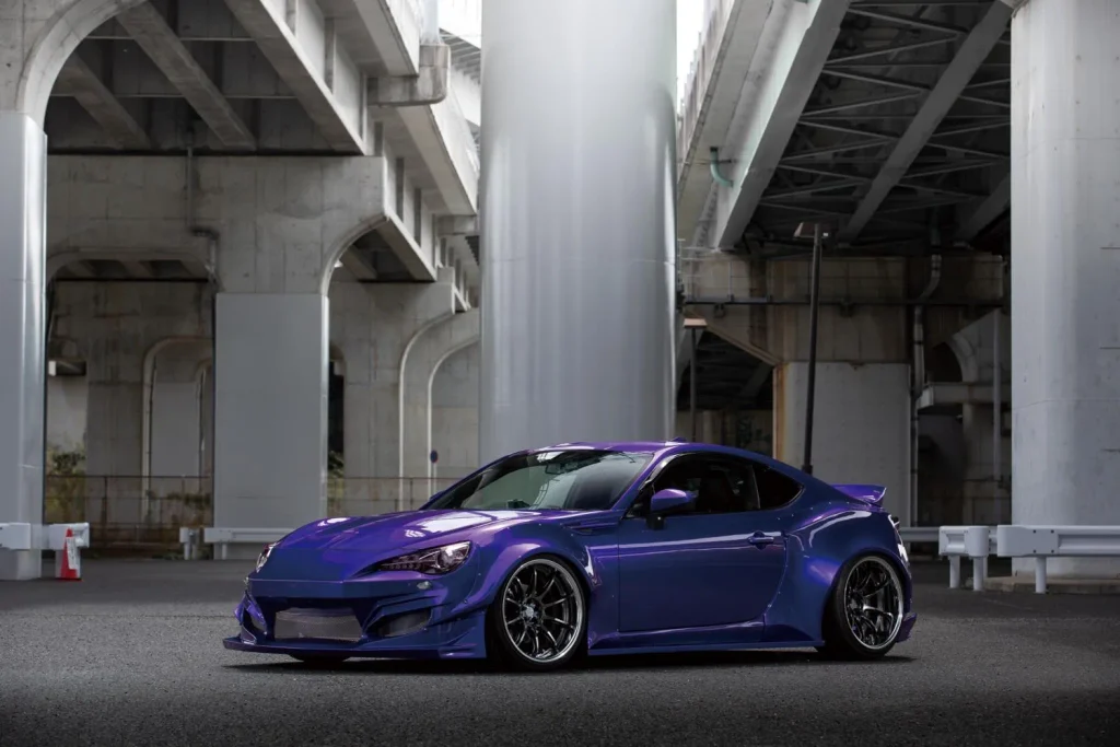 高架下に停車するZR10 2Pホイール装着の紫色トヨタ86