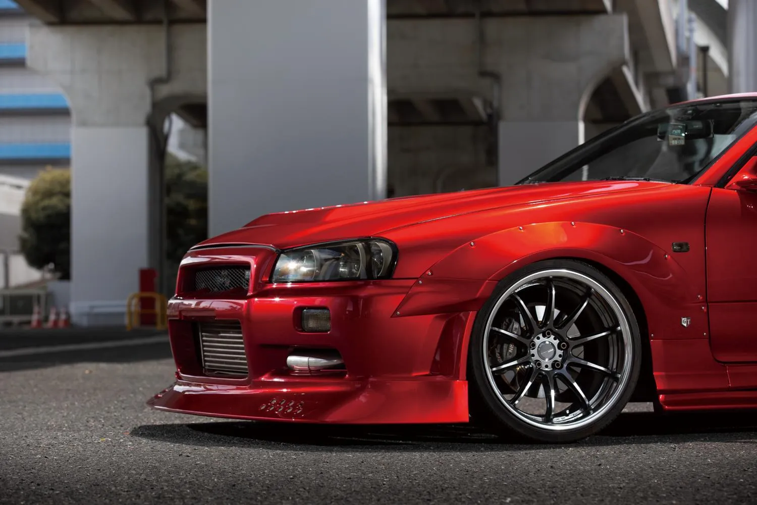赤い日産スカイラインR34に装着されたWORK EMOTION ZR10ホイール