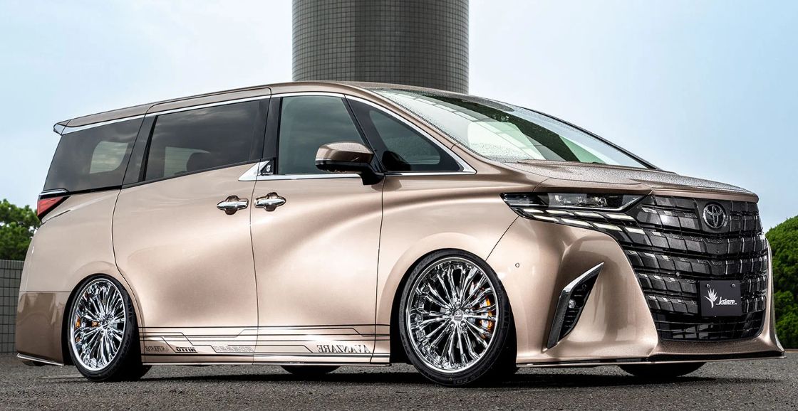 クレンツェ フェルゼン（ハイパークローム）を装着したカスタムミニバン。ローダウンされた車体に大口径の3ピースホイールが映える。