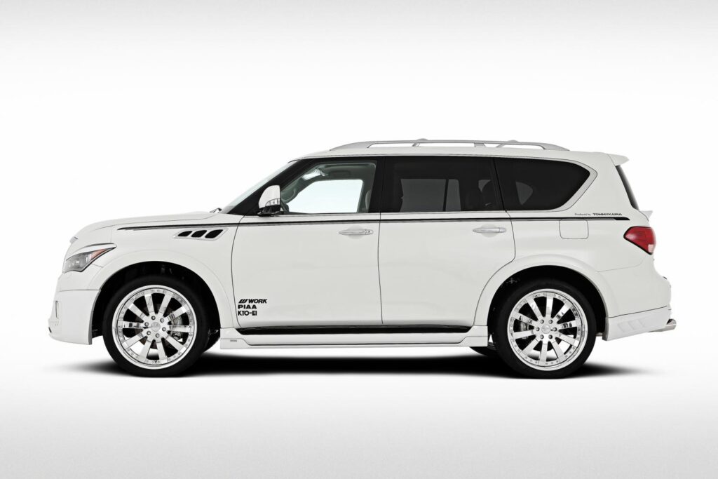 WORKクロームホイールを装着した白いインフィニティ QX56のサイドビュー