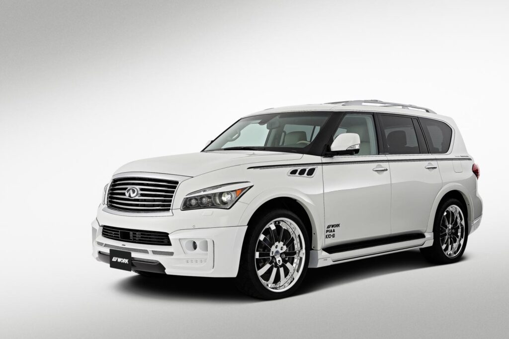 WORKクロームホイールを装着した白いインフィニティ QX80のフロントサイドビュー