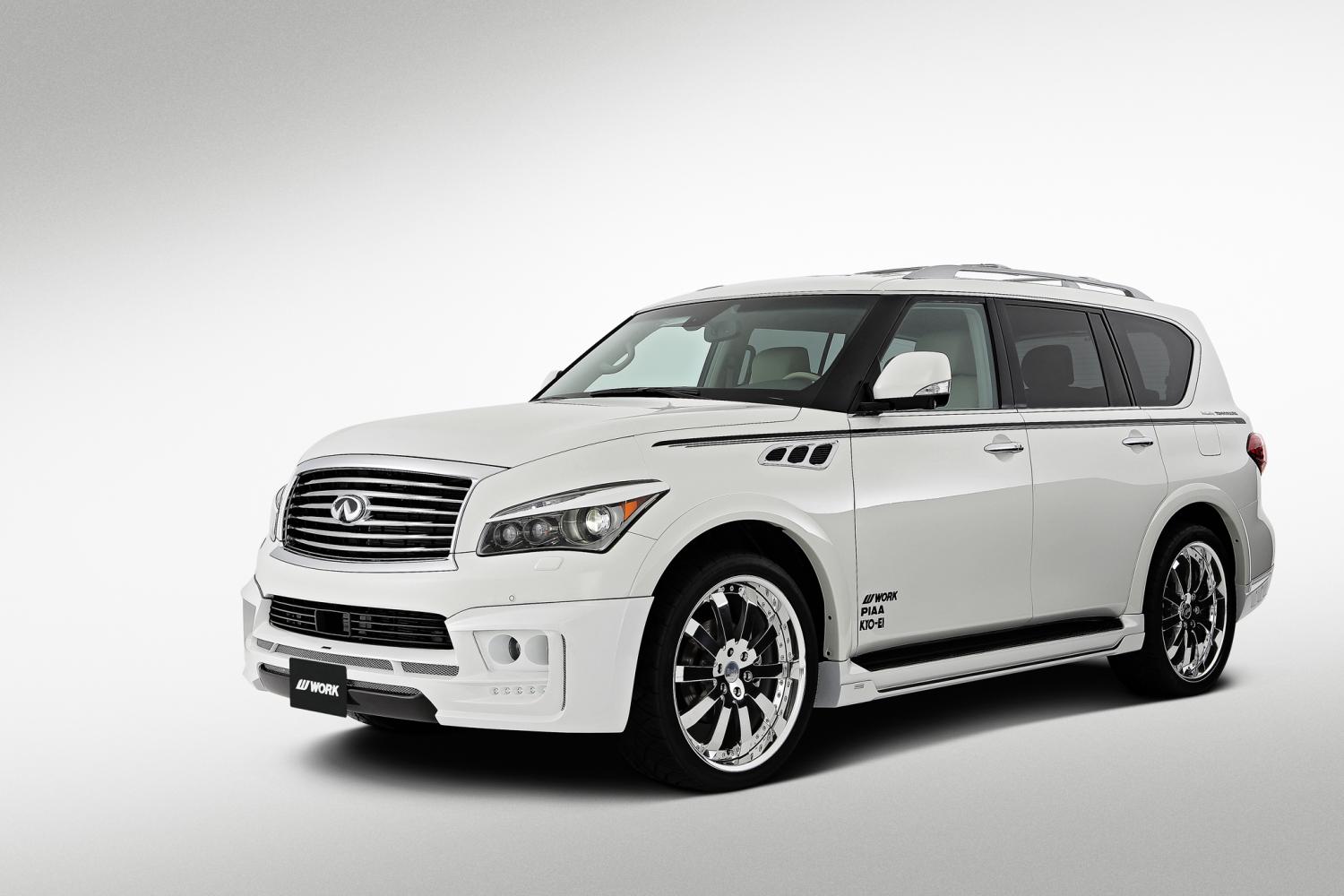 WORKクロームホイールを装着した白いインフィニティ QX56のフロントサイドビュー