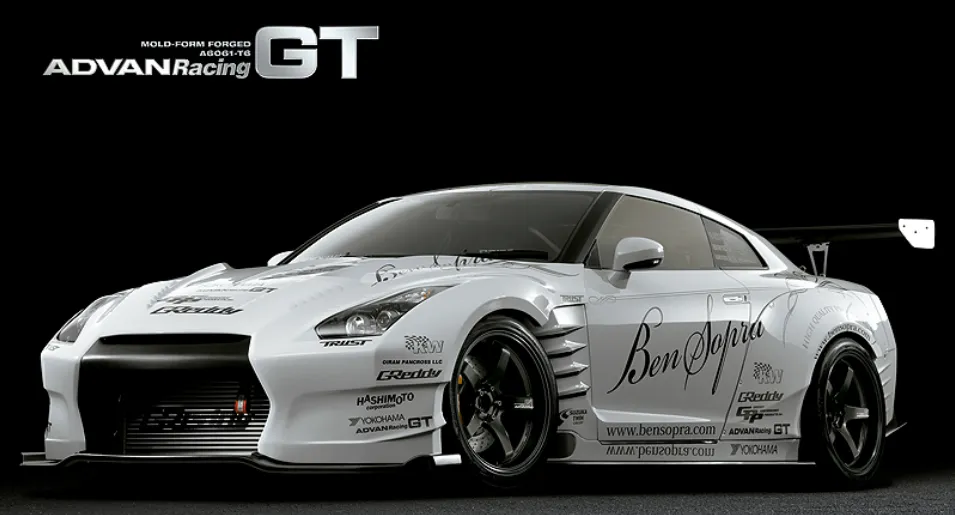 ADVAN Racing GTを装着した日産GT-Rのカスタムカー