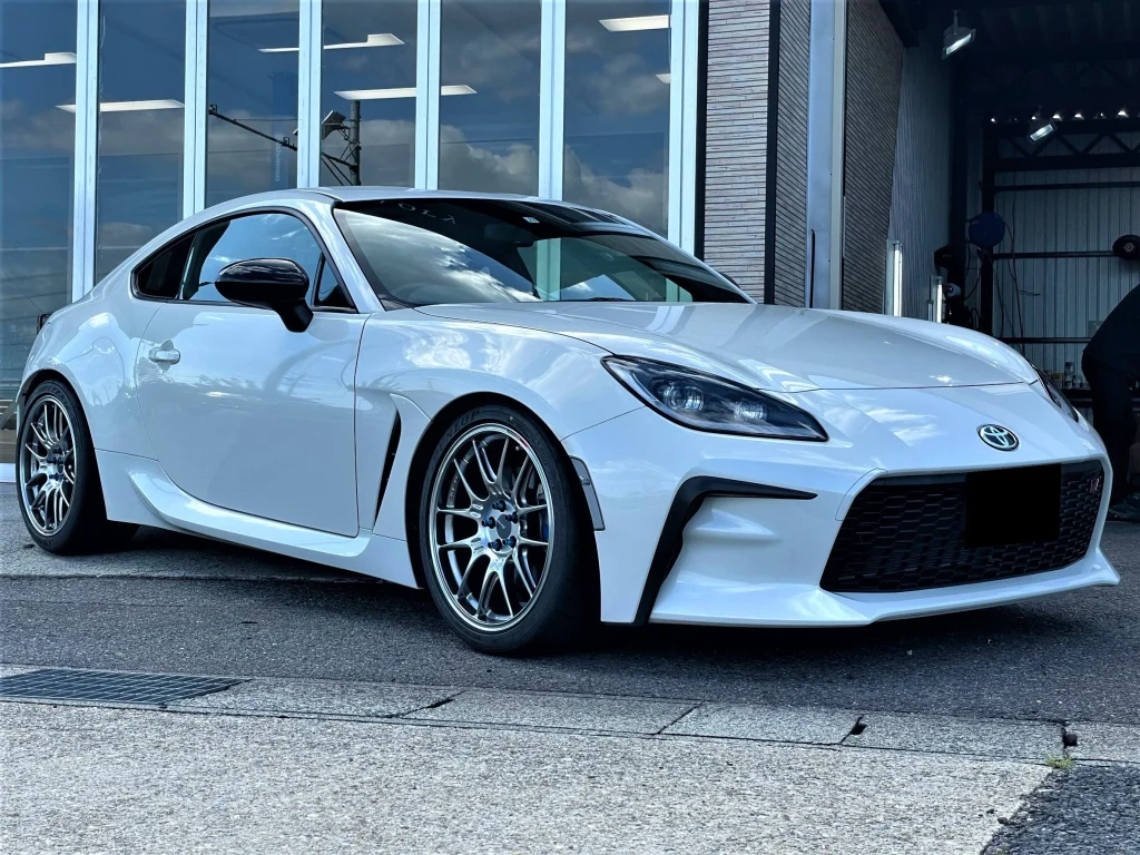 ADVAN Racing RG-D2を装着したホワイトのトヨタGR86