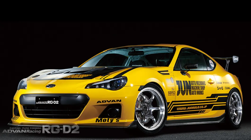 ADVAN Racing RG-D2を装着したイエローのトヨタ86
