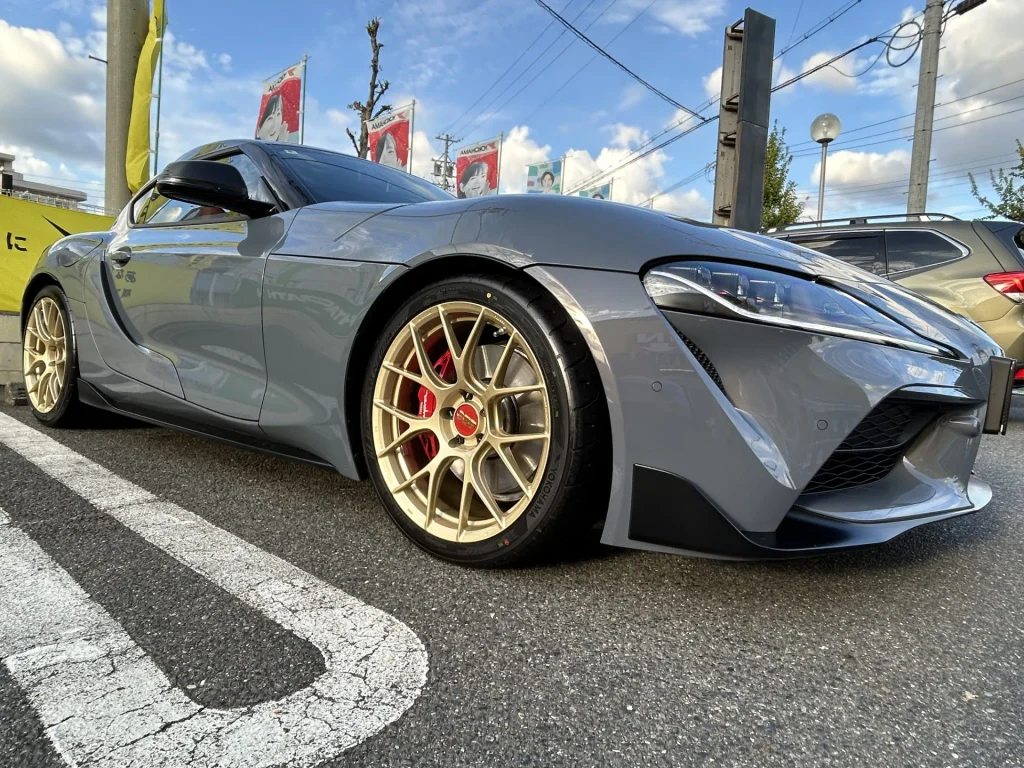 BBS RE-V7 ゴールドを装着したトヨタ GRスープラ