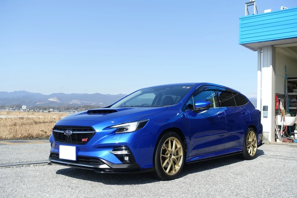 BBS RI-Aゴールドを装着したブルーのスバル レヴォーグ STI