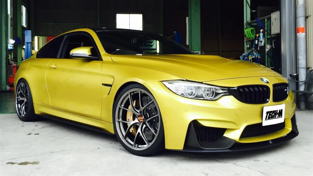 BBS RI-Dを装着した黄色いBMW M4