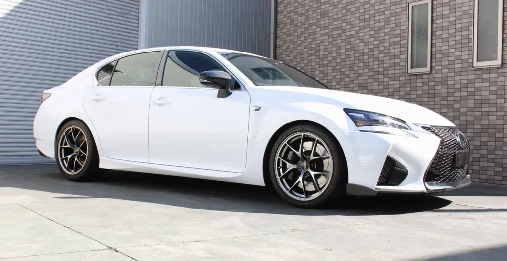 BBS RI-Dを装着した白いレクサスGS F