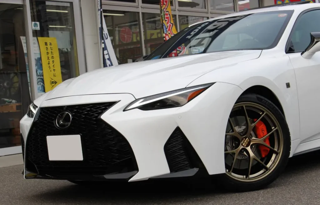 BBS RI-Dを装着した白いレクサスIS
