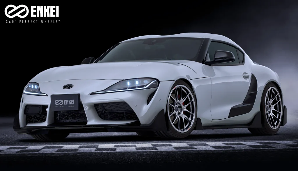 ENKEI GTC02を装着した白のトヨタ GRスープラ
