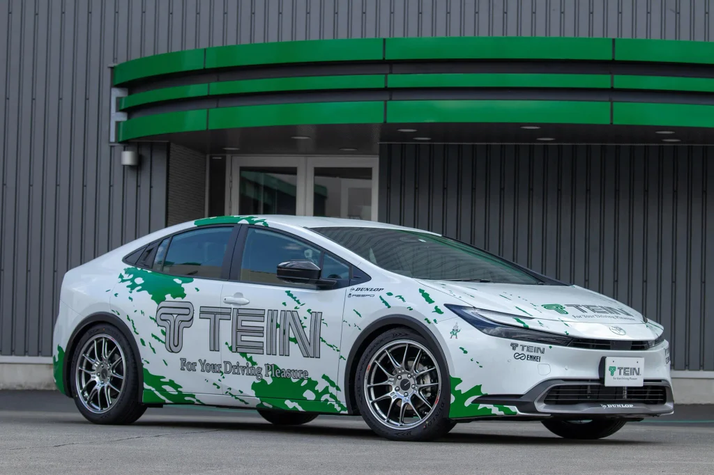 ENKEI GTC02を装着したTEINデモカーのトヨタ プリウス