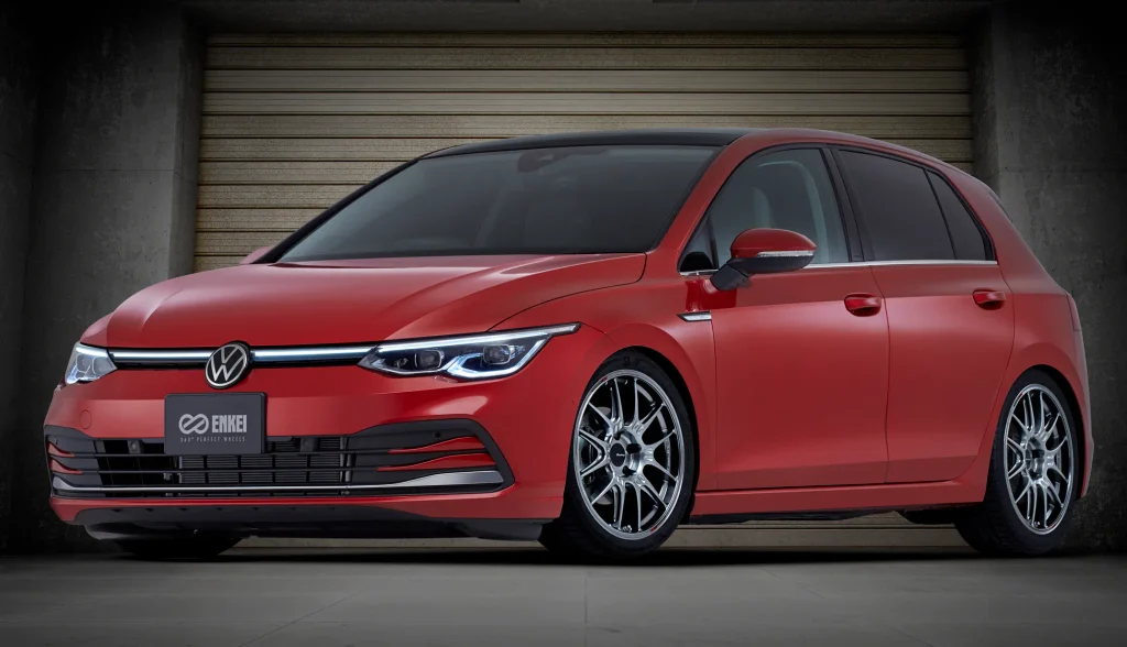 ENKEI GTC02を装着した赤のフォルクスワーゲン ゴルフ8