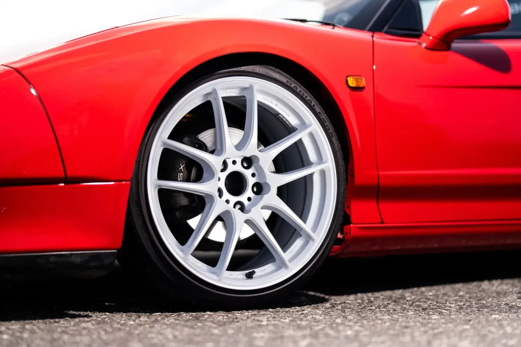 WORK EMOTION CR Shigoku アイスホワイトを装着した赤いホンダNSX