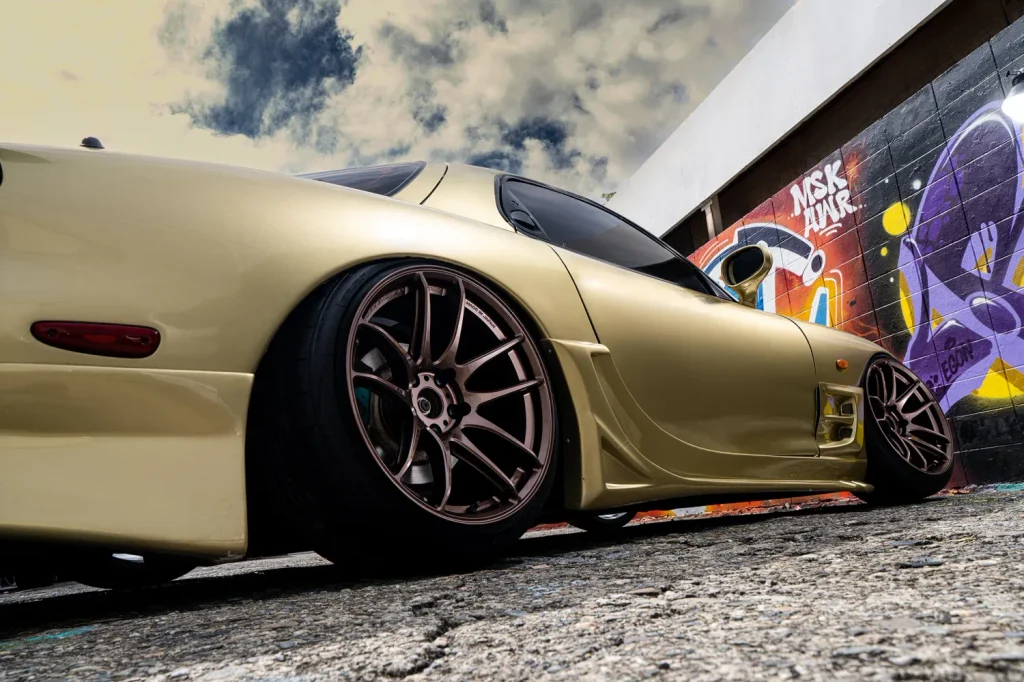 WORK EMOTION CR Shigoku アームドチタンを装着したゴールドのマツダRX-7 FD3S