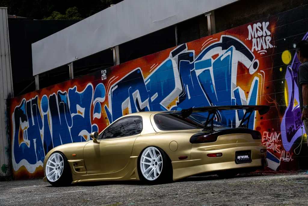 WORK EMOTION CR Shigoku アイスホワイトを装着したゴールドのマツダRX-7 FD3S