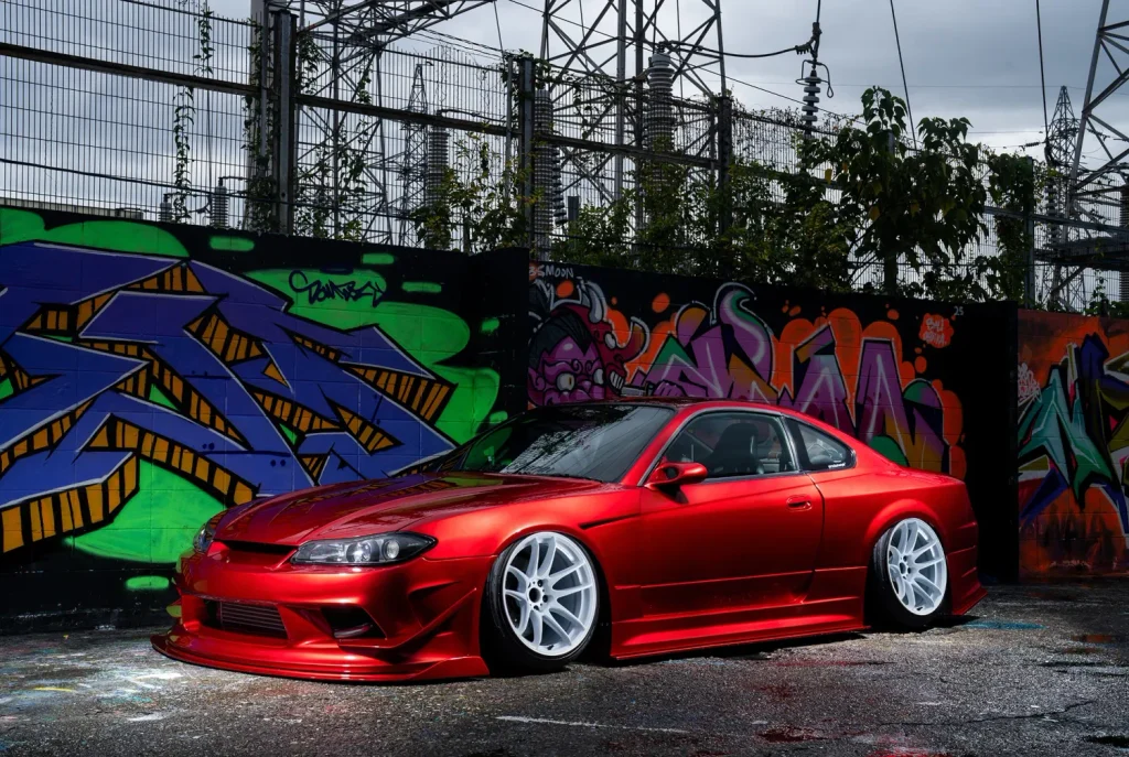 WORK EMOTION CR Shigoku アイスホワイトを装着した赤い日産シルビア S15