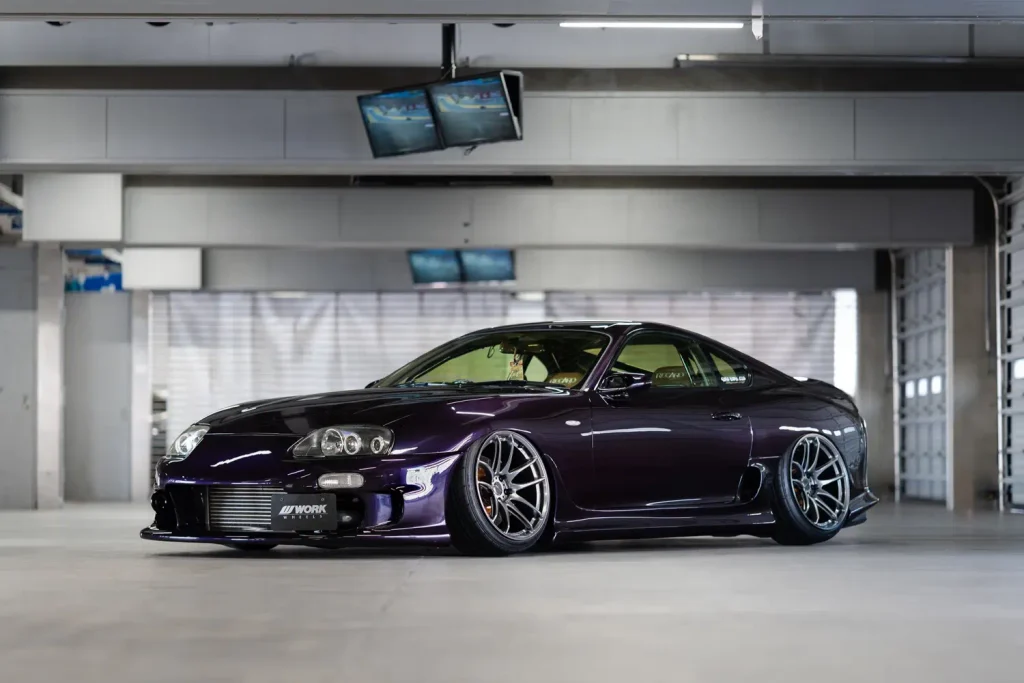 WORK EMOTION CR Shigoku グローガンメタを装着したパープルのトヨタ スープラ A80
