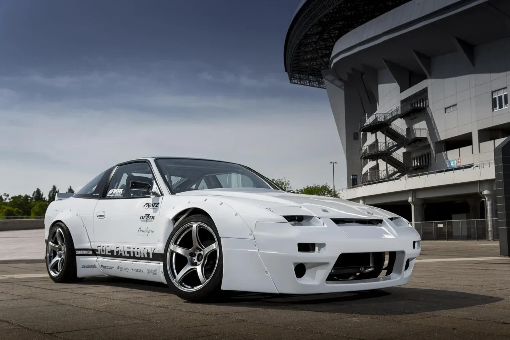 WORK EMOTION T5Rのシルバーホイールを装着した白のシルビアS13のフロントビュー