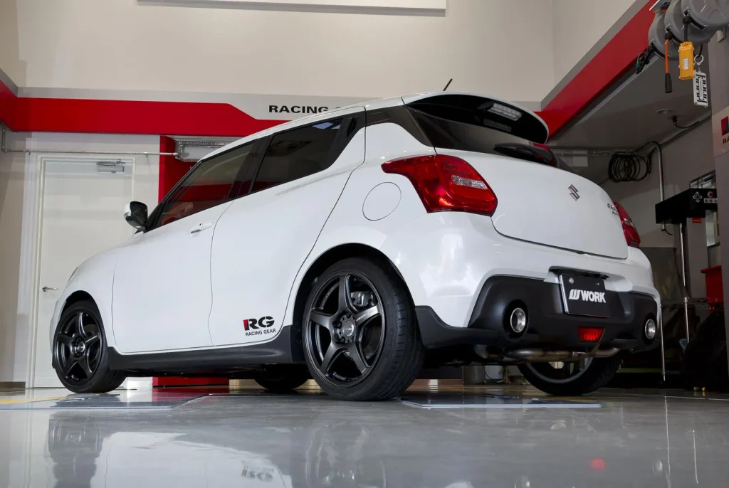 WORK EMOTION T5Rのマットグラファイトホイールを装着した白のスイフトスポーツのリアビュー