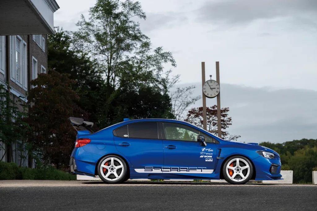 WORK EMOTION T5Rのホワイトホイールを装着したブルーのWRXのサイドビュー