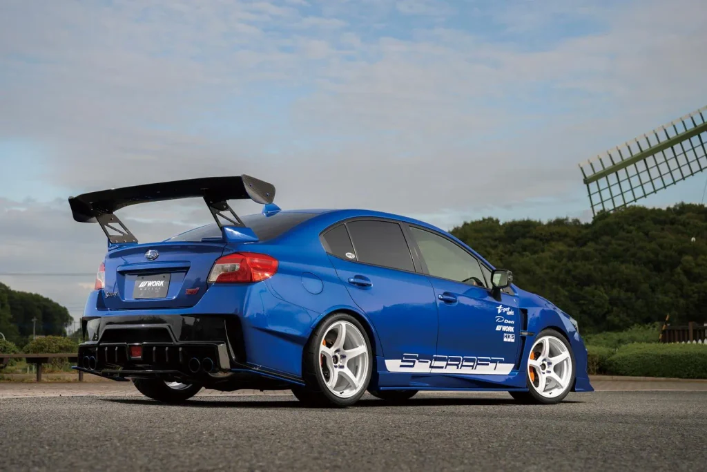 WORK EMOTION T5Rのホワイトホイールを装着したブルーのWRX STIのリアビュー