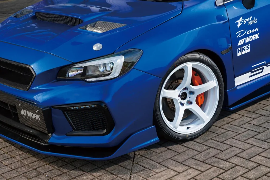ブルーのWRXに装着されたWORK EMOTION T5Rホワイトホイールのフロント周り