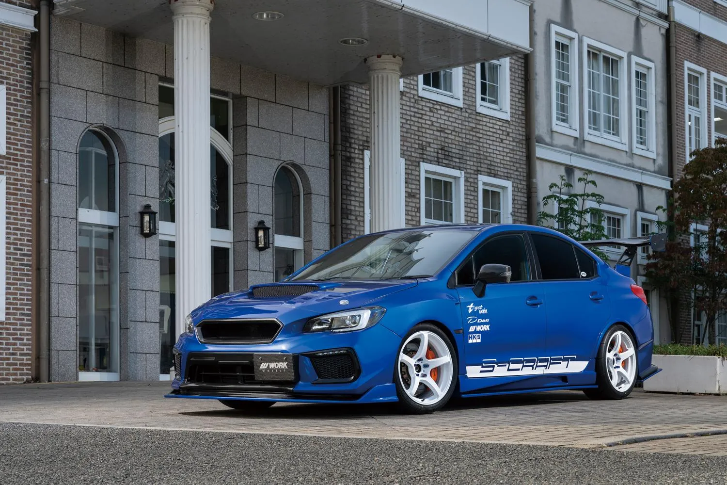 WORK EMOTION T5Rのホワイトホイールを装着したブルーのWRX