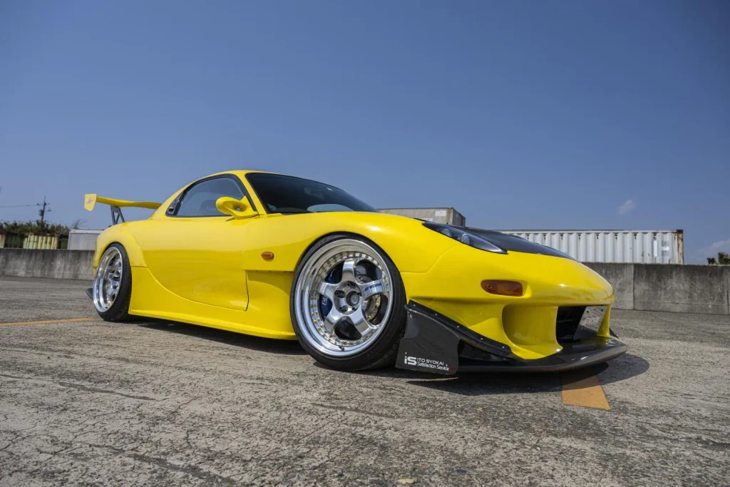 WORK MEISTER S1の深リムホイールを装着したイエローのマツダRX-7 FD