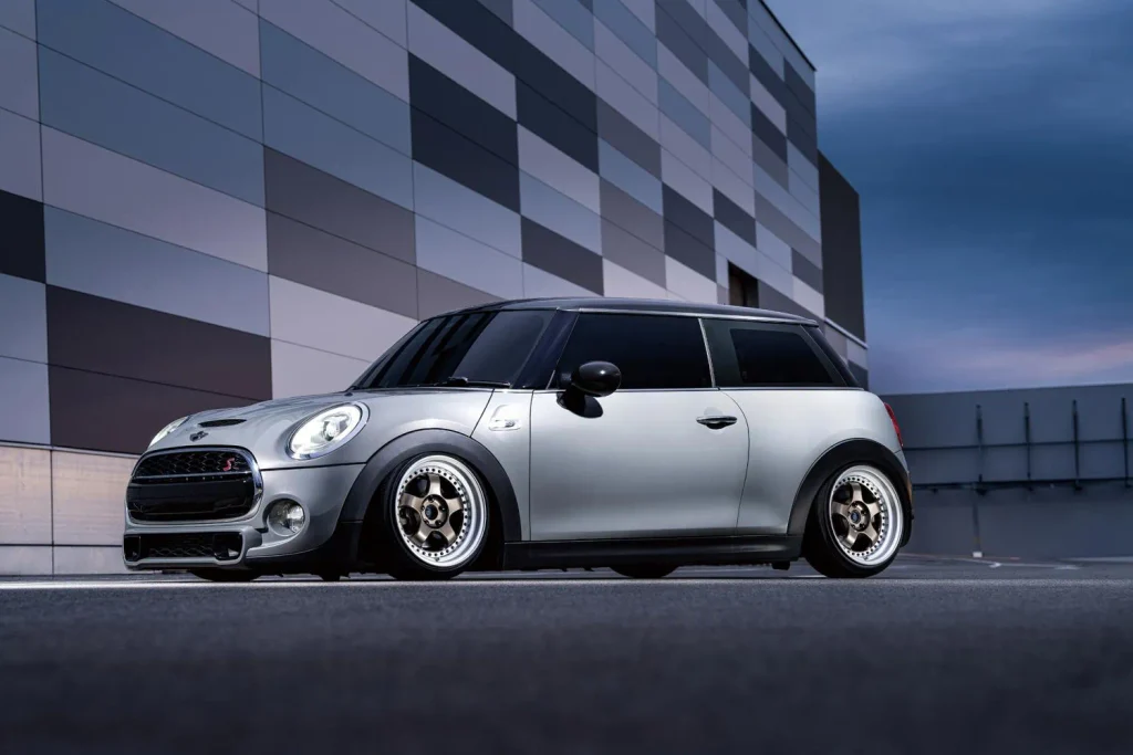 WORK MEISTER S1を装着したシルバーのMINI Cooper S