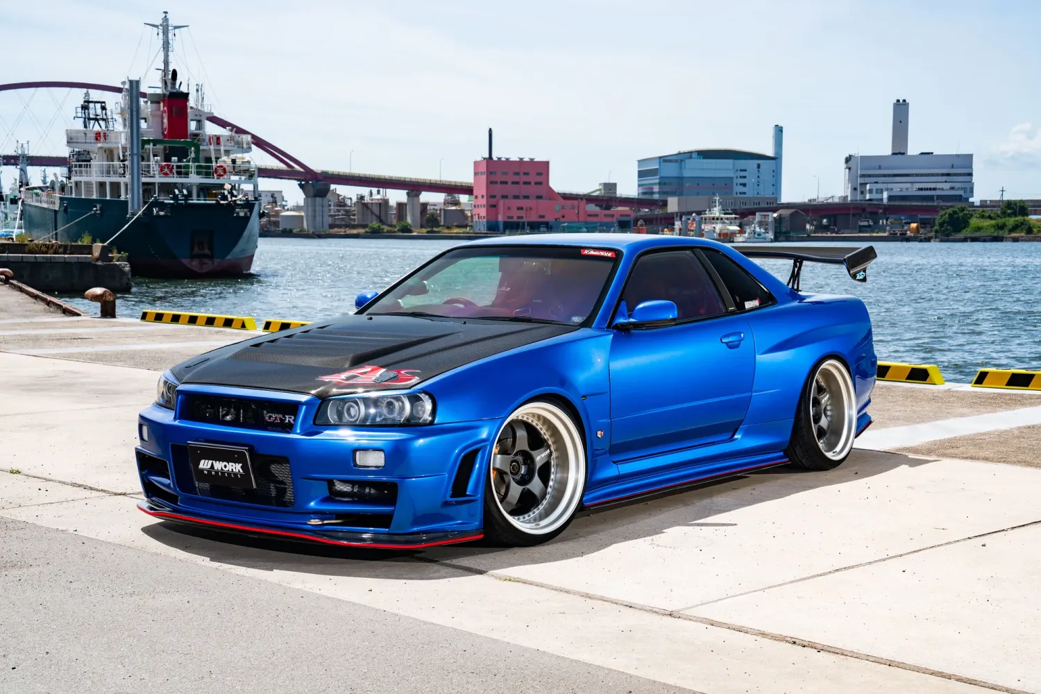 WORK MEISTER S1を装着したブルーのスカイラインGT-R R34