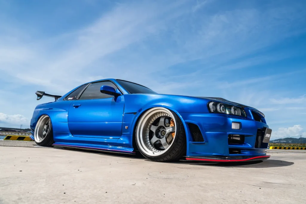 WORK MEISTER S1の深リムホイールを装着したブルーのスカイラインGT-R R34